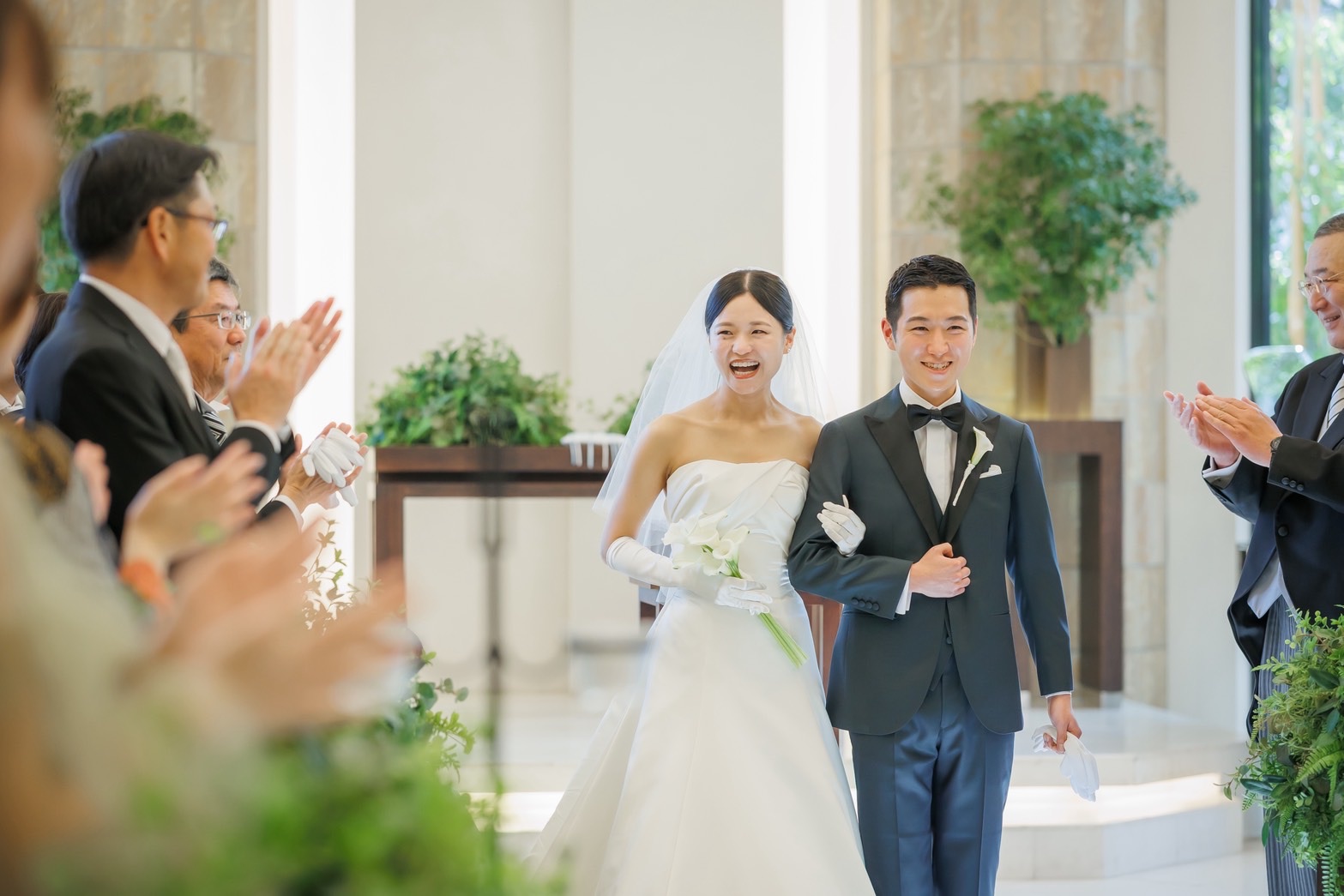 庭園の光でグリーンからパープルへ、表情豊かな一着【HAPPO-EN】